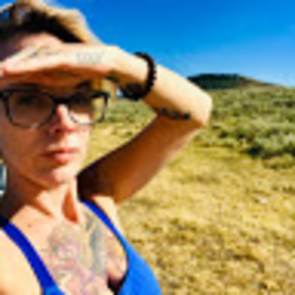 Meet your Posher, Julie - Picture 1 of 1